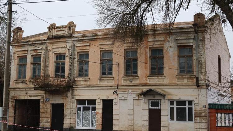 Казаки Советского округа Ставрополья ремонтируют купеческий особняк