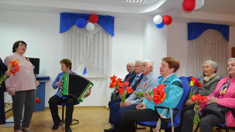 В Железноводском Центре общения старшего поколения поздравили ветеранов
