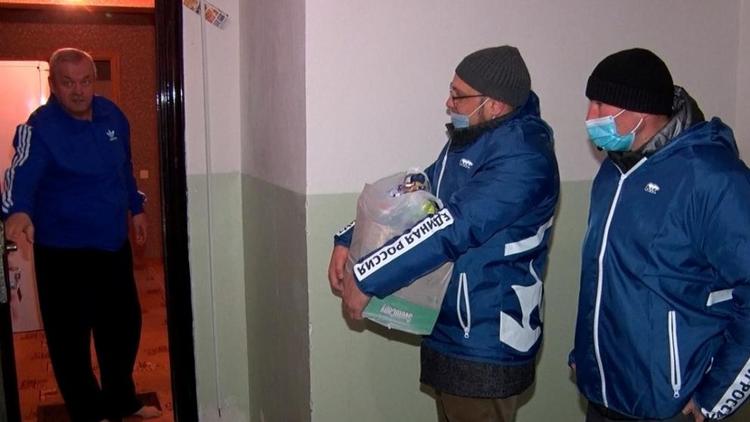 Принявшим беженцев ставропольцам передали продуктовые наборы