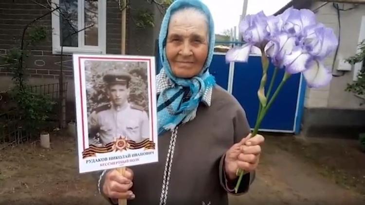 Жители ставропольского села Донская Балка выстроились в «Бессмертный полк» у своих домов