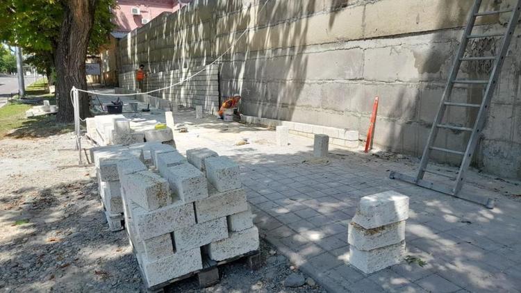 В Ставрополе на проспекте Карла Маркса продолжается восстановление подпорной стены