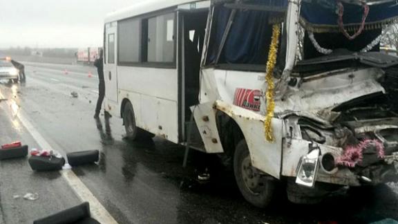 Пассажирский автобус и грузовик столкнулись вблизи Ставрополя, трое пострадавших