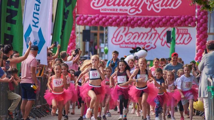 В Кисловодске прошёл Международный забег в розовых юбках-пачках