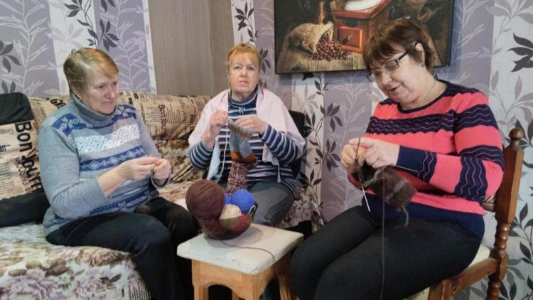 В Советском округе женщины вяжут тёплые носки для российских бойцов