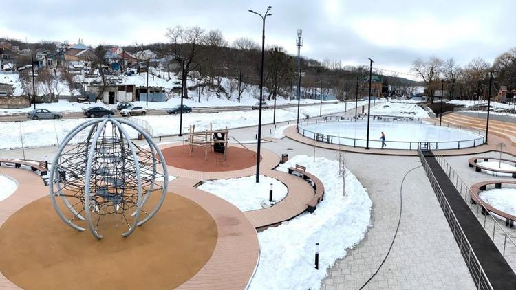 Всесезонный ледовый каток открыли в Ставрополе