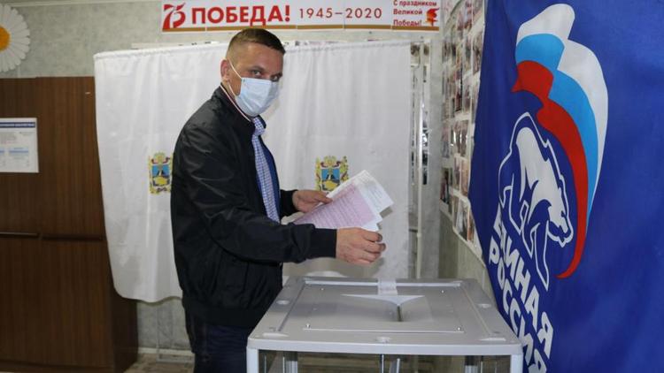 Дмитрий Шуваев проголосовал на праймериз Единой России на участке в Ставрополе