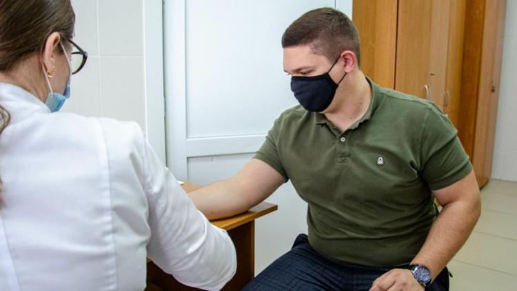 Активисты «Молодой гвардии» и «Единой России» прошли вакцинацию от COVID-19