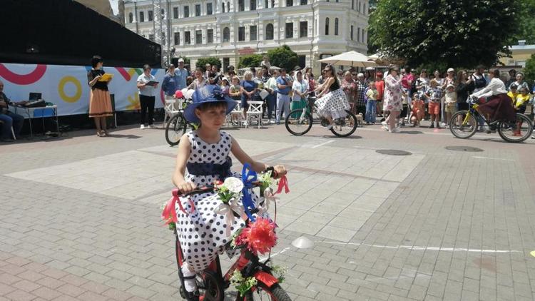 Более 20 участниц собрал парад велосипедисток-стиляг в Кисловодске