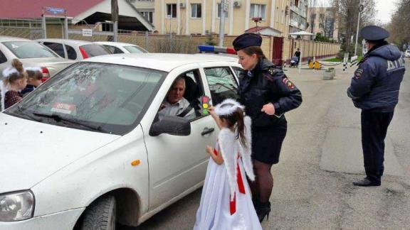 В Пятигорске «ангелы на дороге» просят водителей сбавлять скорость