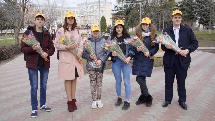 В Светлограде на Ставрополье волонтёры поздравили женщин с 8 марта
