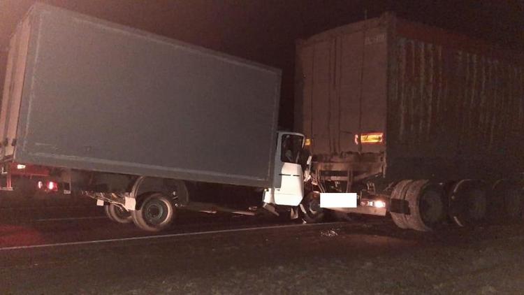 На Ставрополье грузовик врезался в «КАМАЗ»