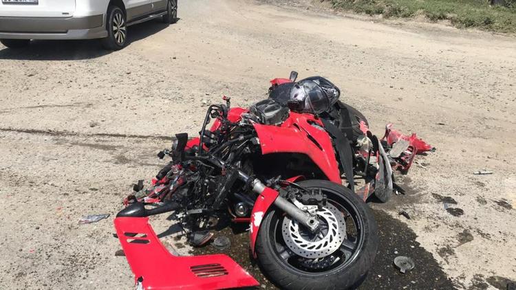 Мотоциклиста сбил «КамАЗ» возле села Верхнерусского