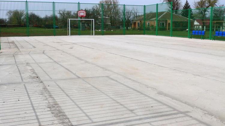 Строительство спортплощадки завершают в Ипатовском округе Ставрополья