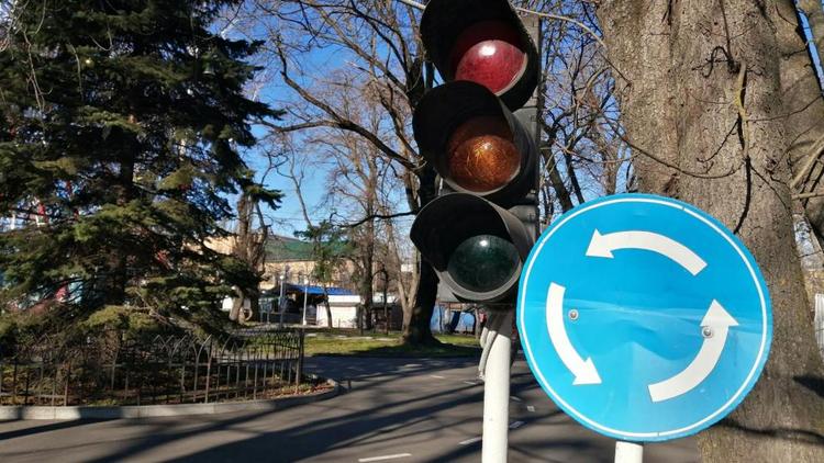 Работу светофора отрегулируют в Ставрополе на перекрёстке Мира и Доваторцев