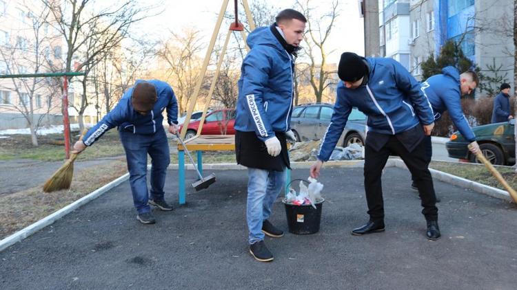 Волонтёры «Единой России» помогли дворникам Ставрополя