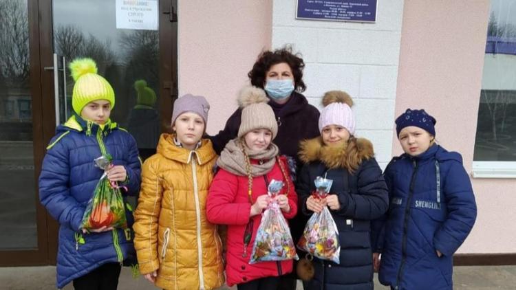 В ставропольском посёлке Коммаяк передали сладкие подарки нуждающимся