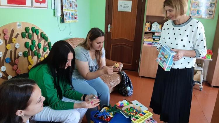 Методы реабилитации на дому осваивают родители детей-инвалидов на Ставрополье