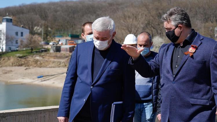 Владимир Владимиров проверил ход работ по благоустройству Комсомольского озера в Ставрополе