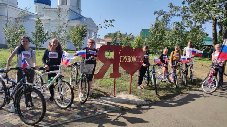 В Труновском округе Ставрополья организовали велопробег с российскими флагами
