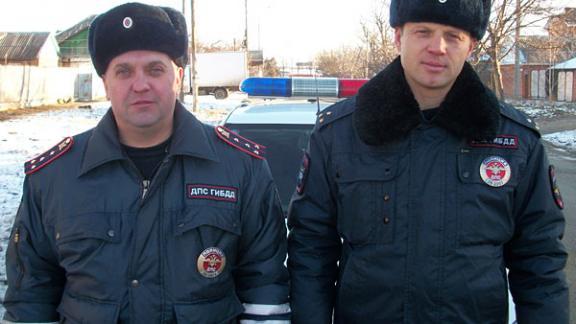На Ставрополье сотрудники ДПС спасли замерзающего водителя-инвалида из снежного плена