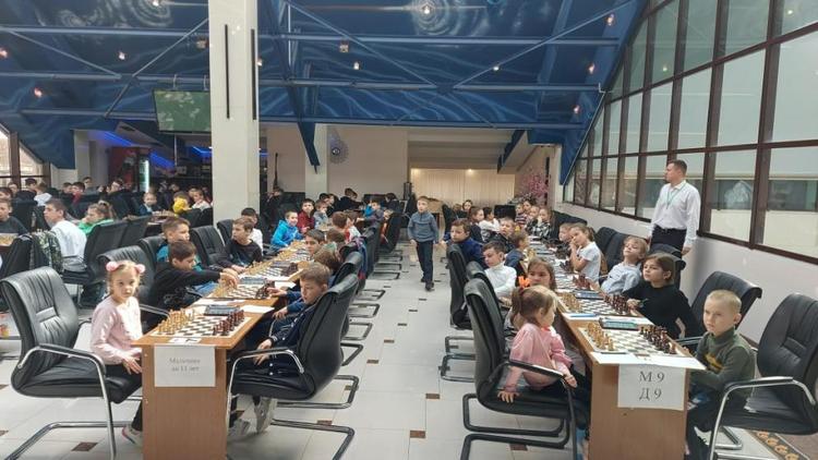 Юные шахматисты из нескольких регионов России собрались на турнире в Кисловодске