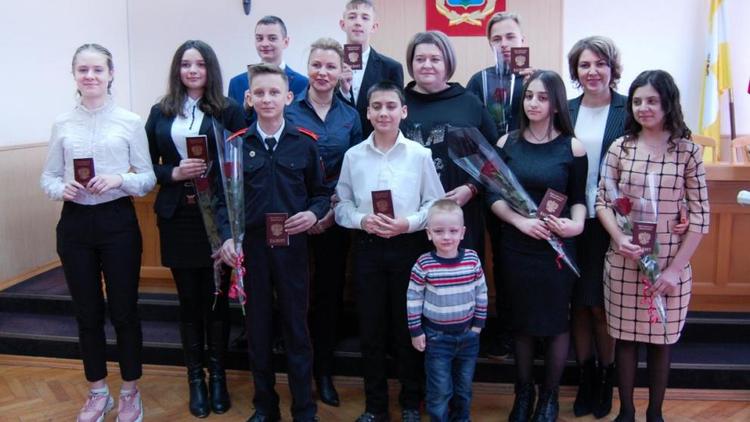 Школьникам-активистам в Невинномысске вручили первые паспорта