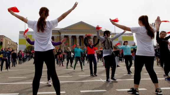 День здоровья школьники Ставрополя начали с массовой зарядки
