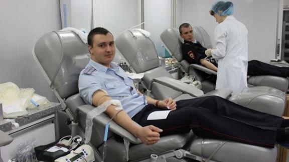 В Невинномысске 24 сотрудника полиции стали донорами крови