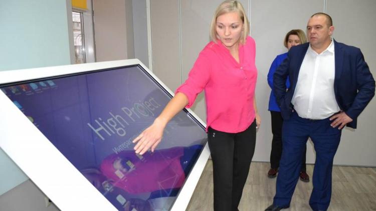 В языковой школе Невинномысска открыли новый класс с интерактивной доской
