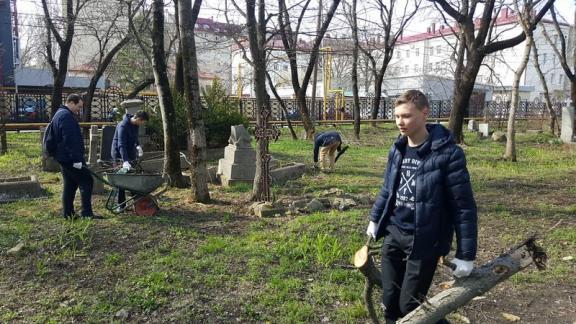Волонтёры приводят в порядок Успенское кладбище в Ставрополе