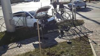 В Ставрополе иномарка отлетела в ограду после столкновения с копейкой