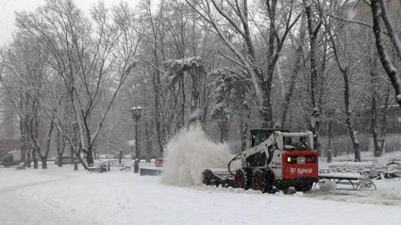 Сильный ветер и снегопад мешают движению на дорогах Ставрополья