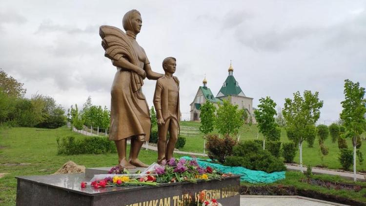 В ставропольском селе Верхнерусском появился памятник Детям войны