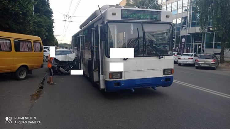 В Ставрополе троллейбус попал в аварию