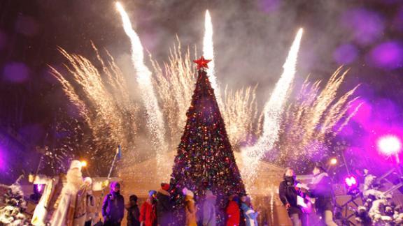 Огни на новогодней ёлке зажег Ставропольский Дед Мороз