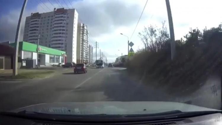 В Ставрополе водитель из-за спешки едва не въехал в автобус