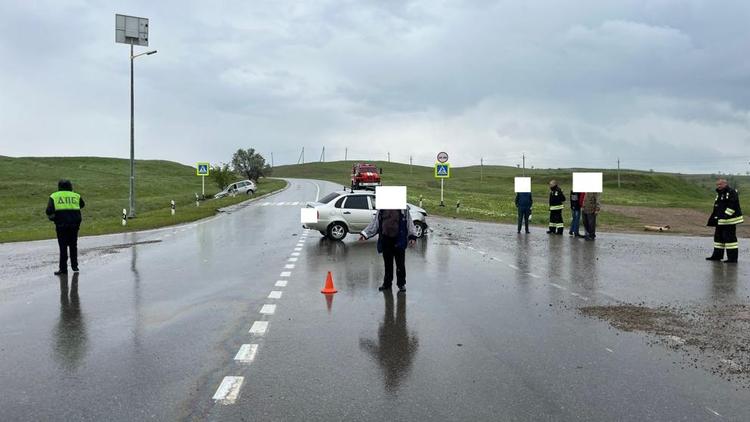 Два автомобиля столкнулись из-за нарушения очерёдности проезда в Грачёвском округе