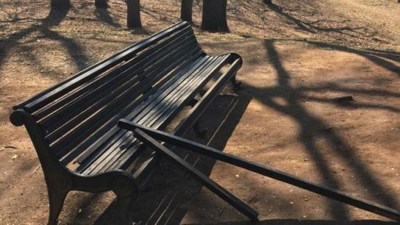 Вандалы в Кисловодском парке разгромили скамью и фонарь