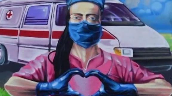 В Будённовске художник создал стрит-арт, посвящённый медикам