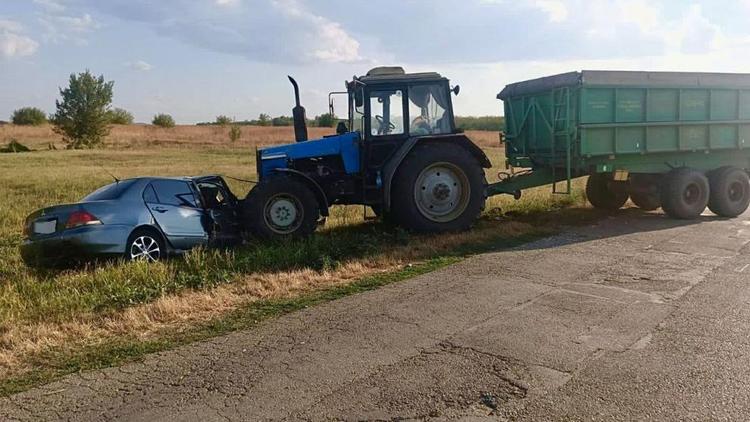 Водитель легковушки пострадал в ДТП с трактором на Ставрополье