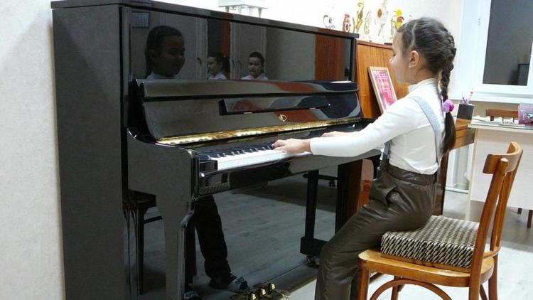 Рояль и 4 фортепиано переданы Детской музыкальной школе Невинномысска