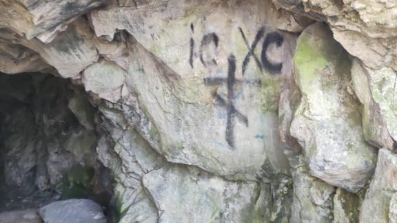Вандалы разрисовали вход в пещеру Вечной мерзлоты в Железноводске