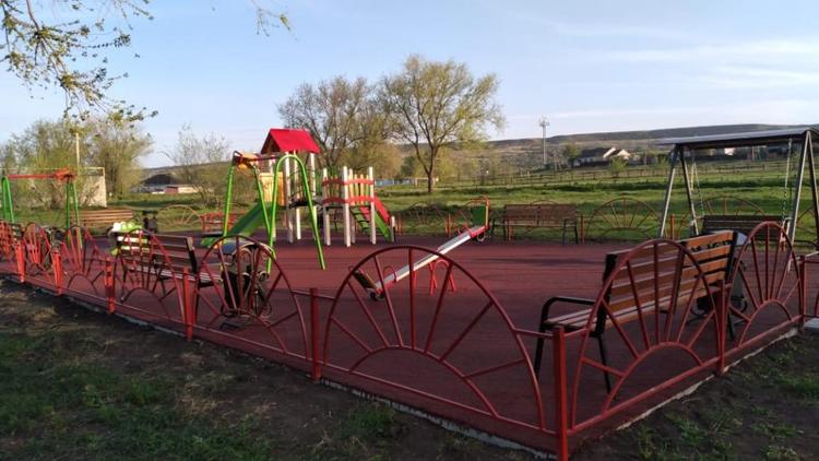 В селе Петровского округа построили детскую площадку