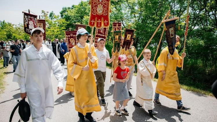 Крёстным ходом на Бештау поднялась молодёжь Пятигорской епархии