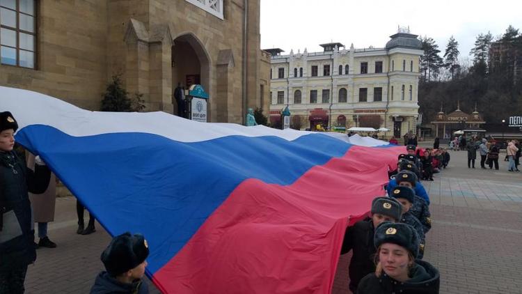 В Кисловодске написали пожелания для крымчан на 10-метровой ленте