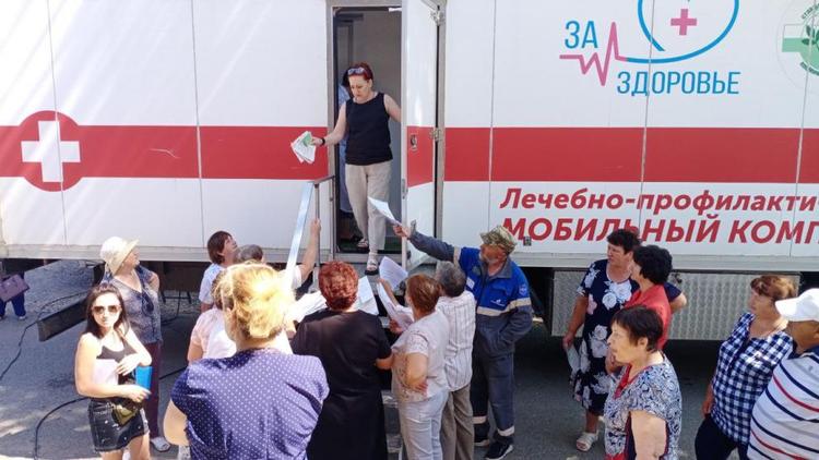 Мобильная бригада врачей провела осмотр в Новоселицком округе