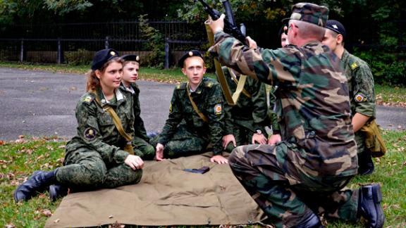 В кадетской школе Ставрополя в День оружейника прошли специальные занятия
