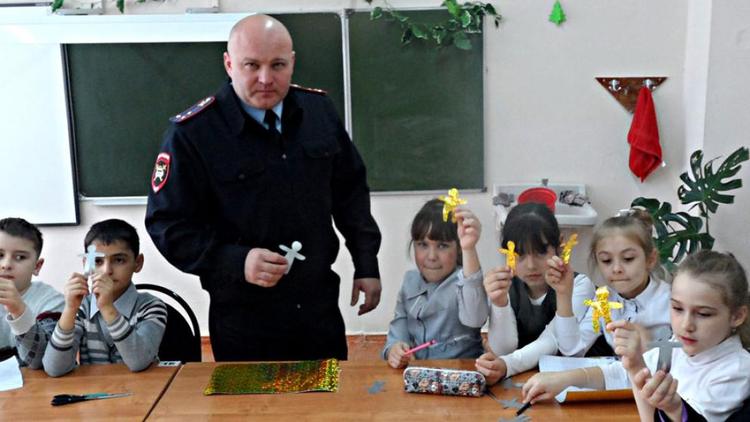 Госавтоинспекторы Андроповского района вместе с детьми смастерили светоотражатели