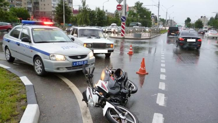 Девушка на скутере столкнулась с легковушкой в Ставрополе