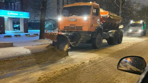 Более 80 коммунальных машин всю ночь расчищали Ставрополь от снега
